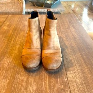 Sorel boots! Only worn 1 time. Super cute and so comfy.